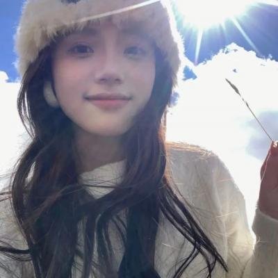 出墙红杏两家春